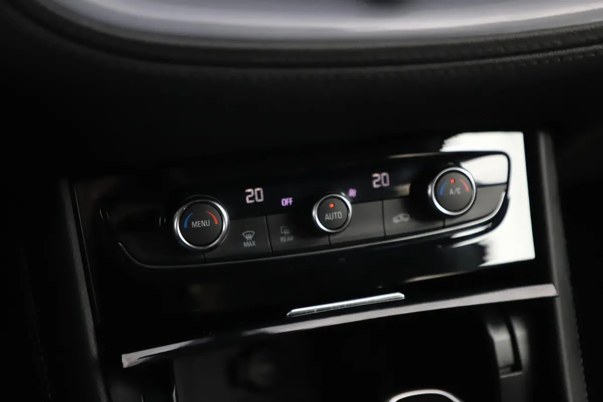 1.2 Turbo Business Executive 131PK Automaat Keyless Comfortstoelen 18 inch LMV Navigatie Carplay Android Clima Cruise PDC Lane Assist