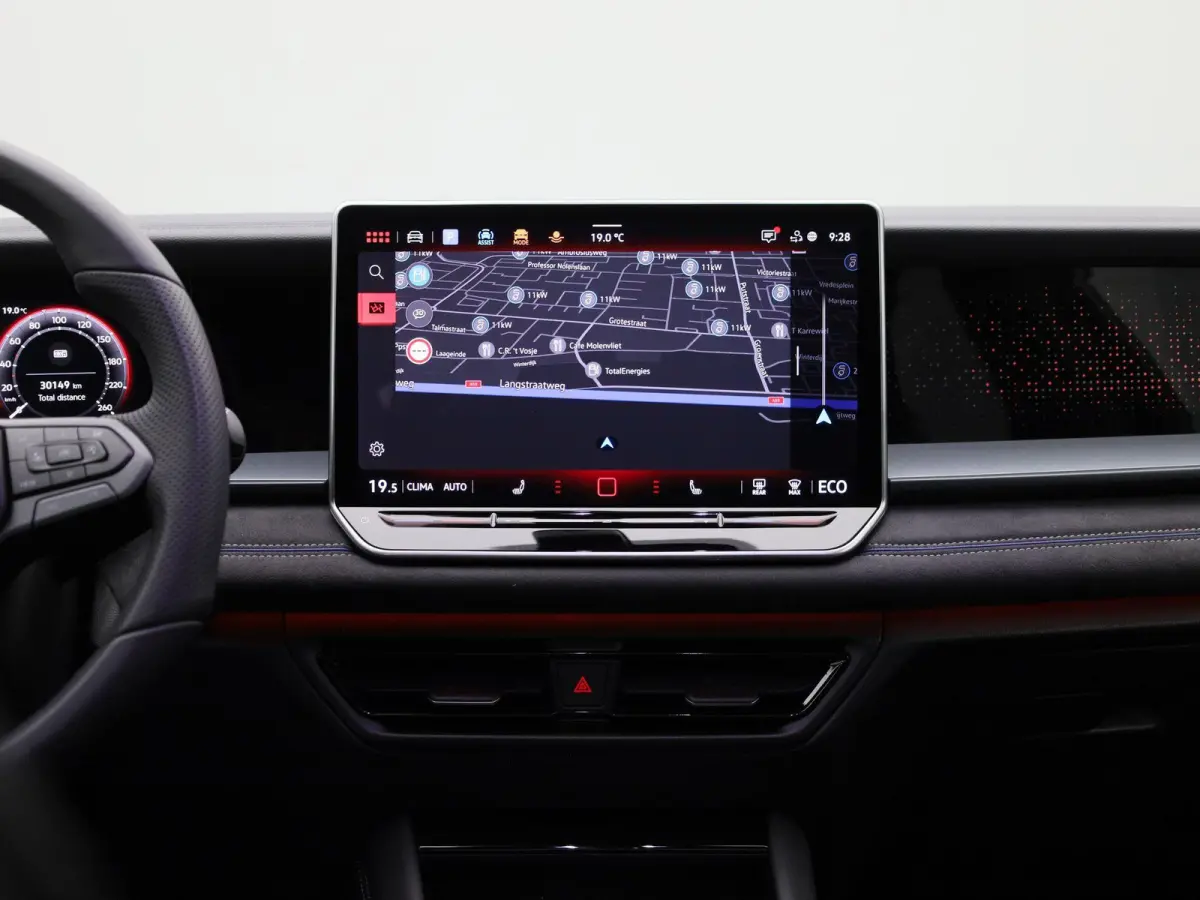 1.5 eHybrid R-Line Edition 204 PK| Origineel Nederlands | 1e Eigenaar | Panoramdak | Navigatie | Achteruitrijcamera | Achterklep Elektrisch | Stoelverwarming | Stuurwielverwarming
