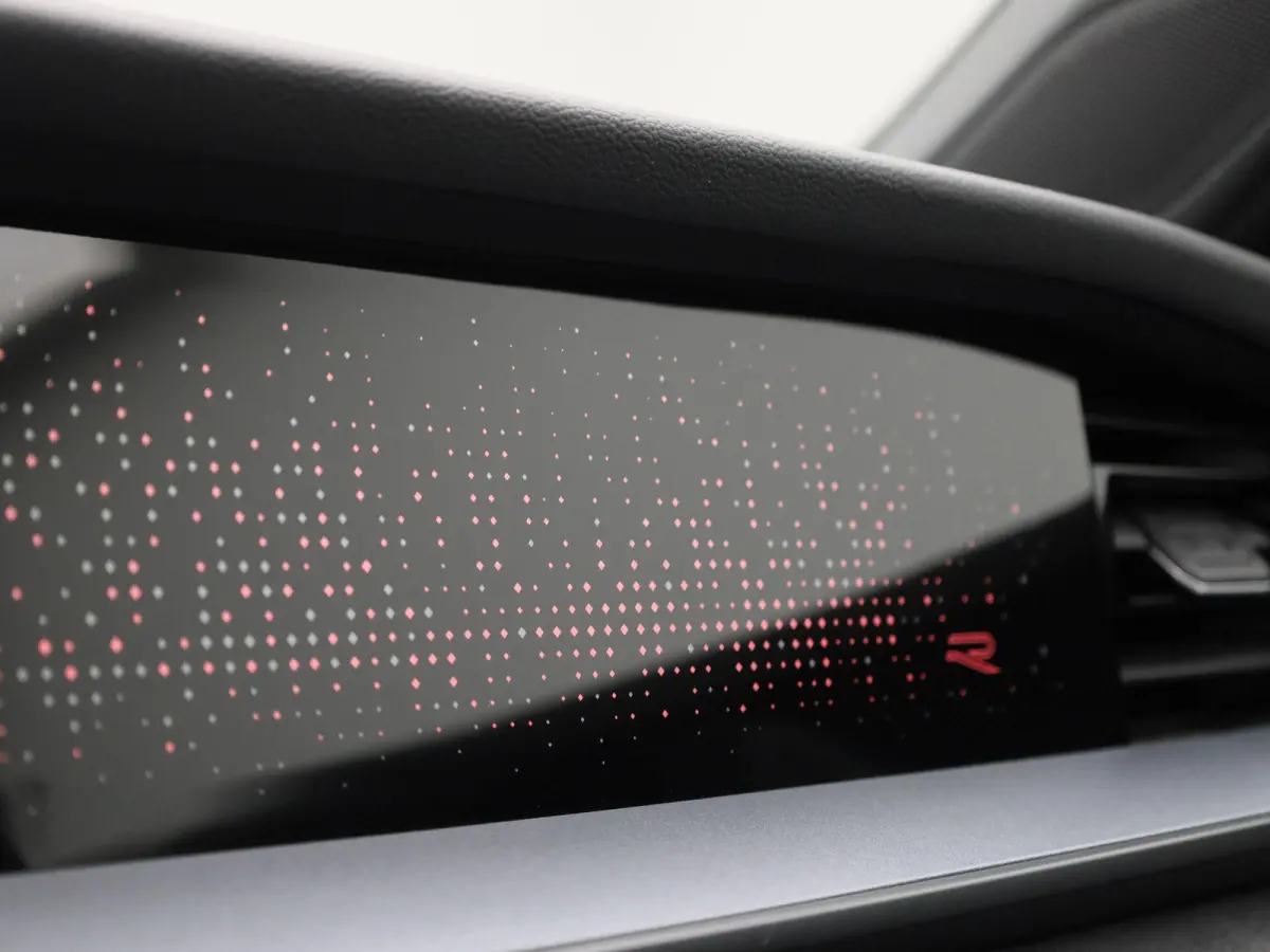 1.5 eHybrid R-Line Edition 204 PK| Origineel Nederlands | 1e Eigenaar | Panoramdak | Navigatie | Achteruitrijcamera | Achterklep Elektrisch | Stoelverwarming | Stuurwielverwarming