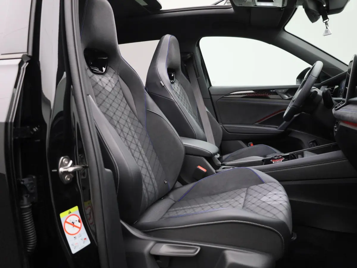 1.5 eHybrid R-Line Edition 204 PK| Origineel Nederlands | 1e Eigenaar | Panoramdak | Navigatie | Achteruitrijcamera | Achterklep Elektrisch | Stoelverwarming | Stuurwielverwarming