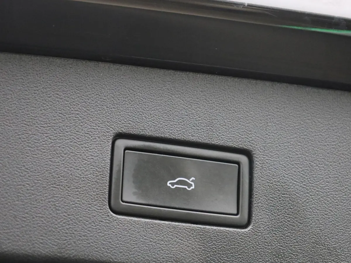 1.5 eHybrid R-Line Edition 204 PK| Origineel Nederlands | 1e Eigenaar | Panoramdak | Navigatie | Achteruitrijcamera | Achterklep Elektrisch | Stoelverwarming | Stuurwielverwarming
