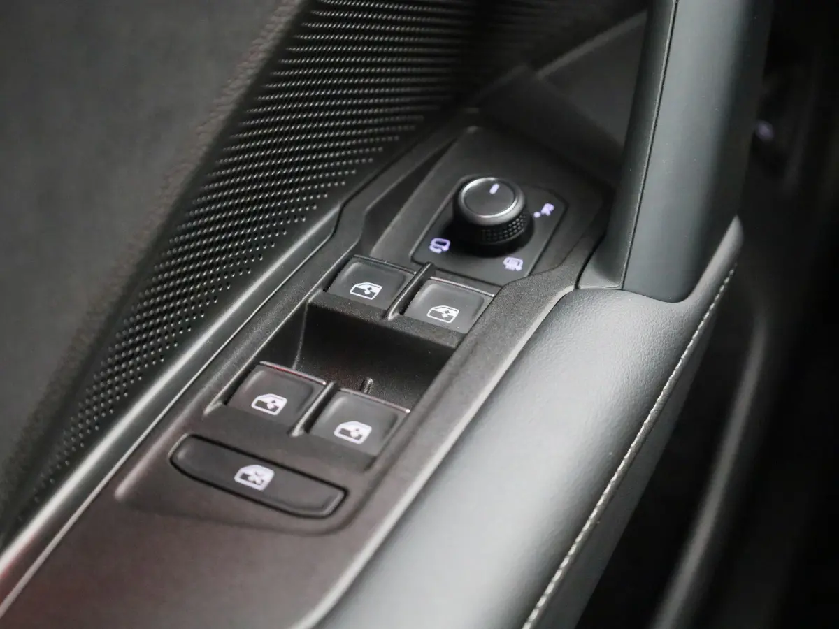 1.5 eHybrid R-Line Edition 204 PK| Origineel Nederlands | 1e Eigenaar | Panoramdak | Navigatie | Achteruitrijcamera | Achterklep Elektrisch | Stoelverwarming | Stuurwielverwarming