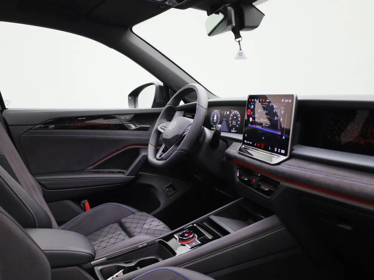 1.5 eHybrid R-Line Edition 204 PK| Origineel Nederlands | 1e Eigenaar | Panoramdak | Navigatie | Achteruitrijcamera | Achterklep Elektrisch | Stoelverwarming | Stuurwielverwarming