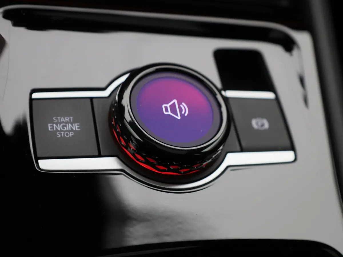 1.5 eHybrid R-Line Edition 204 PK| Origineel Nederlands | 1e Eigenaar | Panoramdak | Navigatie | Achteruitrijcamera | Achterklep Elektrisch | Stoelverwarming | Stuurwielverwarming