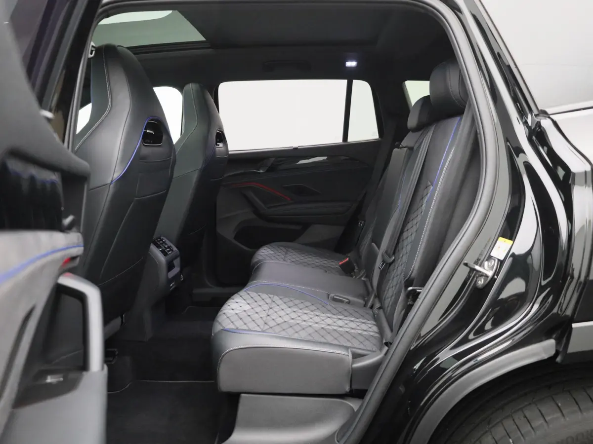 1.5 eHybrid R-Line Edition 204 PK| Origineel Nederlands | 1e Eigenaar | Panoramdak | Navigatie | Achteruitrijcamera | Achterklep Elektrisch | Stoelverwarming | Stuurwielverwarming