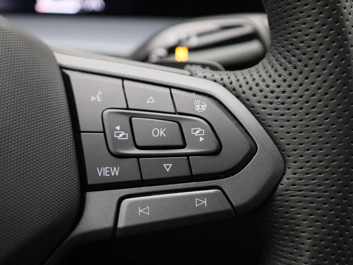 1.5 eHybrid R-Line Edition 204 PK| Origineel Nederlands | 1e Eigenaar | Panoramdak | Navigatie | Achteruitrijcamera | Achterklep Elektrisch | Stoelverwarming | Stuurwielverwarming