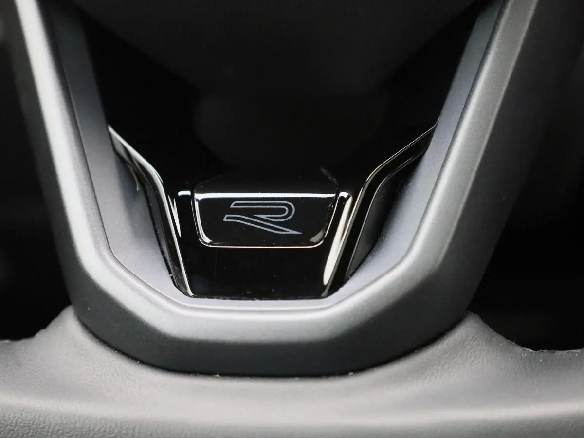 1.5 eHybrid R-Line Edition 204 PK| Origineel Nederlands | 1e Eigenaar | Panoramdak | Navigatie | Achteruitrijcamera | Achterklep Elektrisch | Stoelverwarming | Stuurwielverwarming