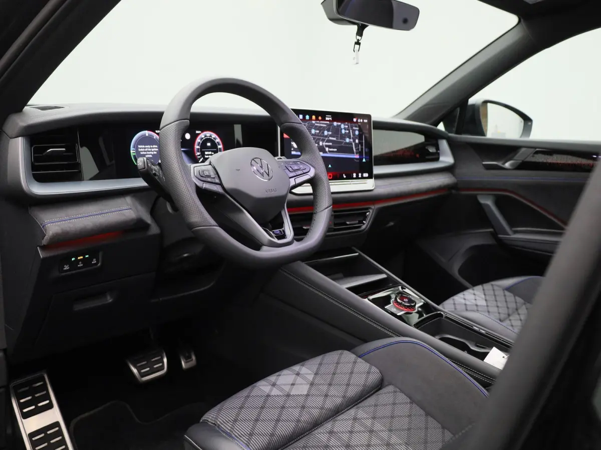 1.5 eHybrid R-Line Edition 204 PK| Origineel Nederlands | 1e Eigenaar | Panoramdak | Navigatie | Achteruitrijcamera | Achterklep Elektrisch | Stoelverwarming | Stuurwielverwarming