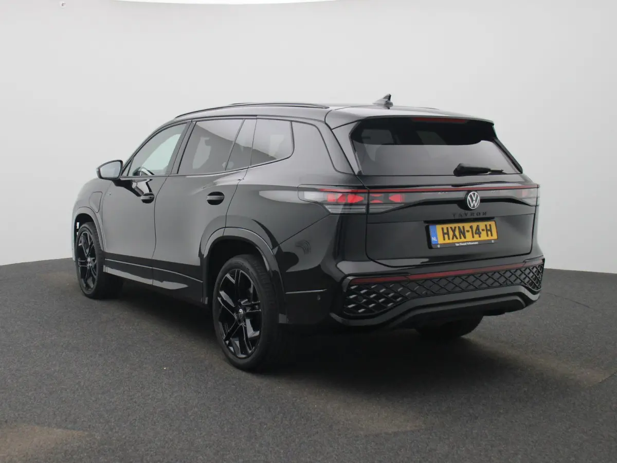 1.5 eHybrid R-Line Edition 204 PK| Origineel Nederlands | 1e Eigenaar | Panoramdak | Navigatie | Achteruitrijcamera | Achterklep Elektrisch | Stoelverwarming | Stuurwielverwarming