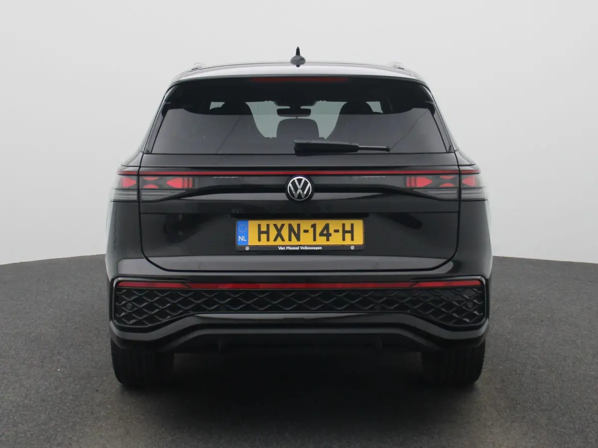 1.5 eHybrid R-Line Edition 204 PK| Origineel Nederlands | 1e Eigenaar | Panoramdak | Navigatie | Achteruitrijcamera | Achterklep Elektrisch | Stoelverwarming | Stuurwielverwarming