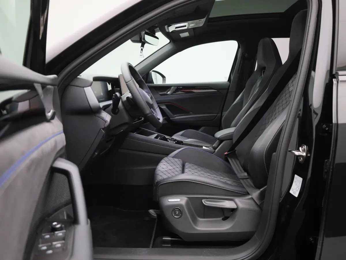 1.5 eHybrid R-Line Edition 204 PK| Origineel Nederlands | 1e Eigenaar | Panoramdak | Navigatie | Achteruitrijcamera | Achterklep Elektrisch | Stoelverwarming | Stuurwielverwarming