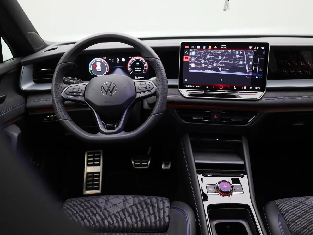 1.5 eHybrid R-Line Edition 204 PK| Origineel Nederlands | 1e Eigenaar | Panoramdak | Navigatie | Achteruitrijcamera | Achterklep Elektrisch | Stoelverwarming | Stuurwielverwarming