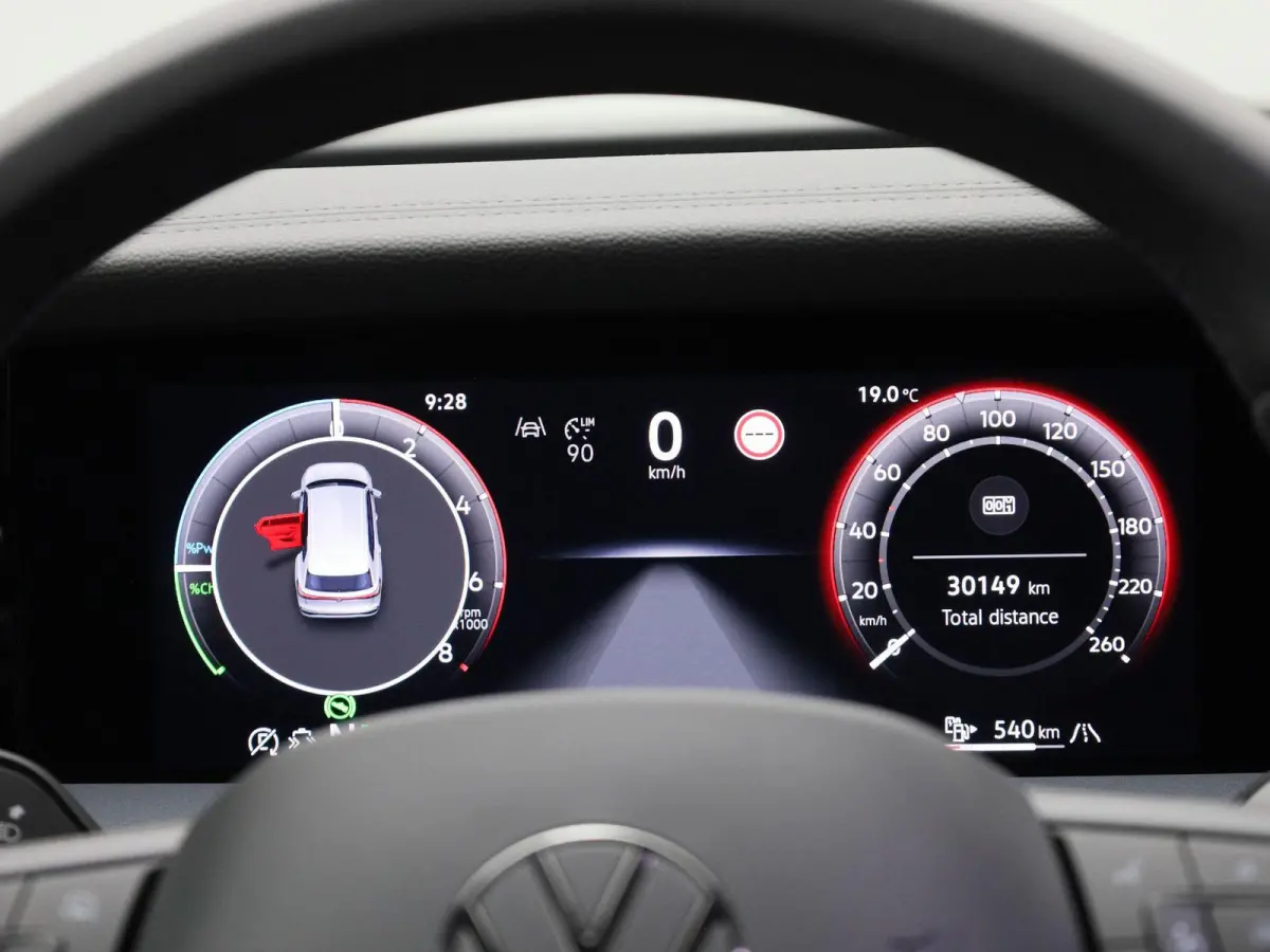 1.5 eHybrid R-Line Edition 204 PK| Origineel Nederlands | 1e Eigenaar | Panoramdak | Navigatie | Achteruitrijcamera | Achterklep Elektrisch | Stoelverwarming | Stuurwielverwarming