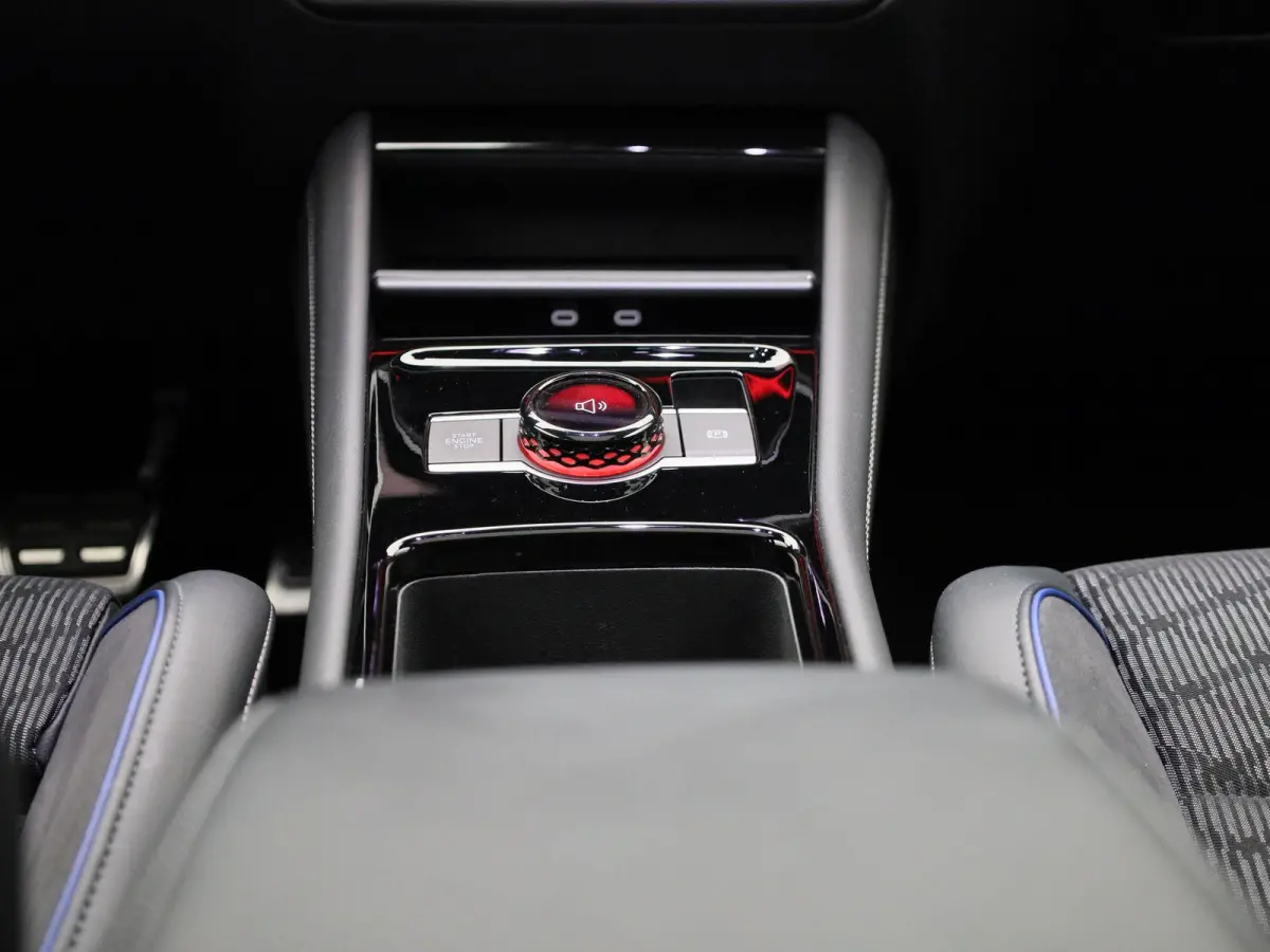 1.5 eHybrid R-Line Edition 204 PK| Origineel Nederlands | 1e Eigenaar | Panoramdak | Navigatie | Achteruitrijcamera | Achterklep Elektrisch | Stoelverwarming | Stuurwielverwarming