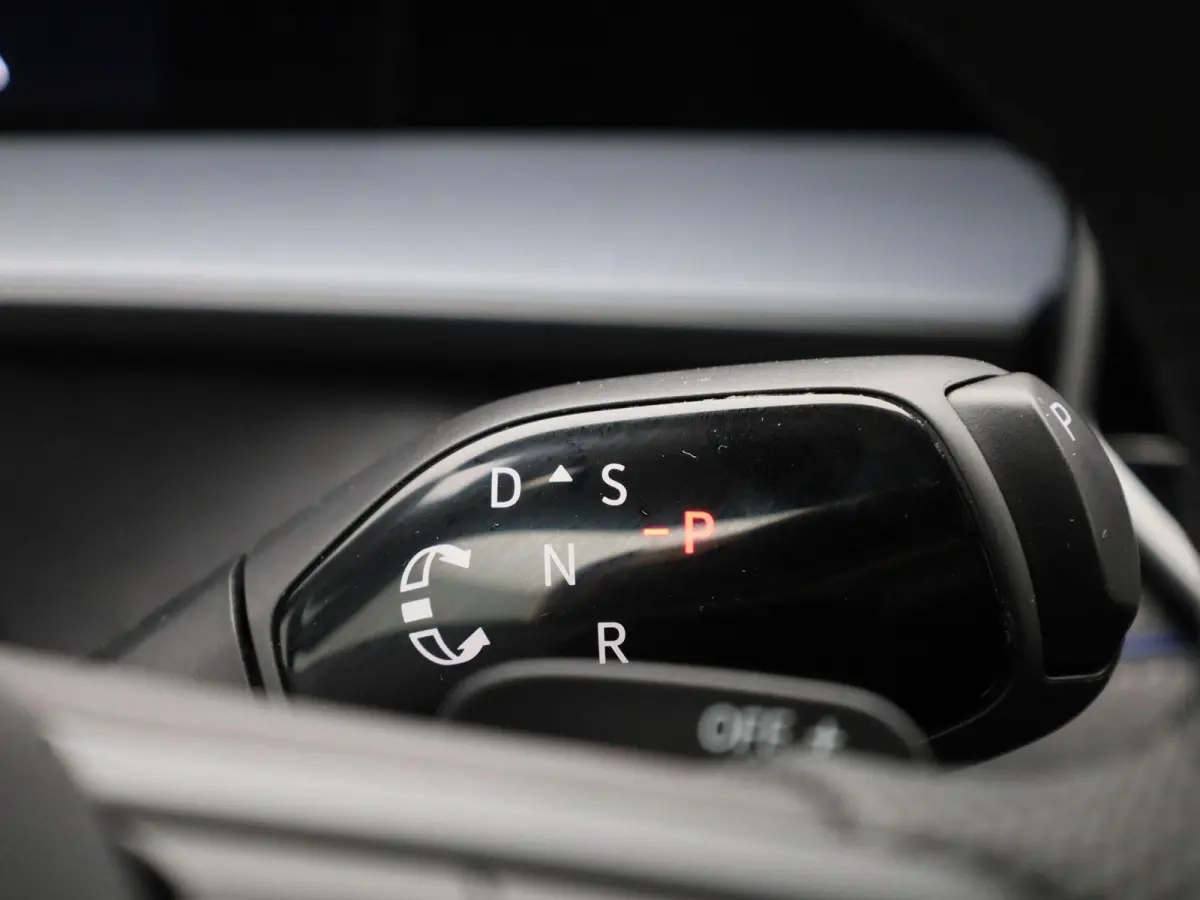 1.5 eHybrid R-Line Edition 204 PK| Origineel Nederlands | 1e Eigenaar | Panoramadak | Navigatie | Stoelverwarming | Stuurwielverwarming | Achteruitrijcamera | Achterklep Elektrisch