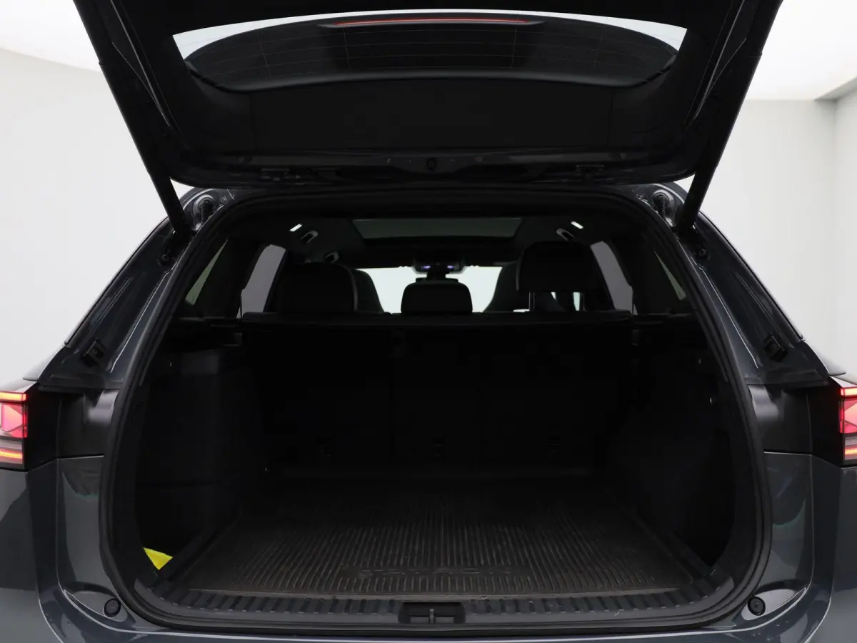 1.5 eHybrid R-Line Edition 204 PK| Origineel Nederlands | 1e Eigenaar | Panoramadak | Navigatie | Stoelverwarming | Stuurwielverwarming | Achteruitrijcamera | Achterklep Elektrisch
