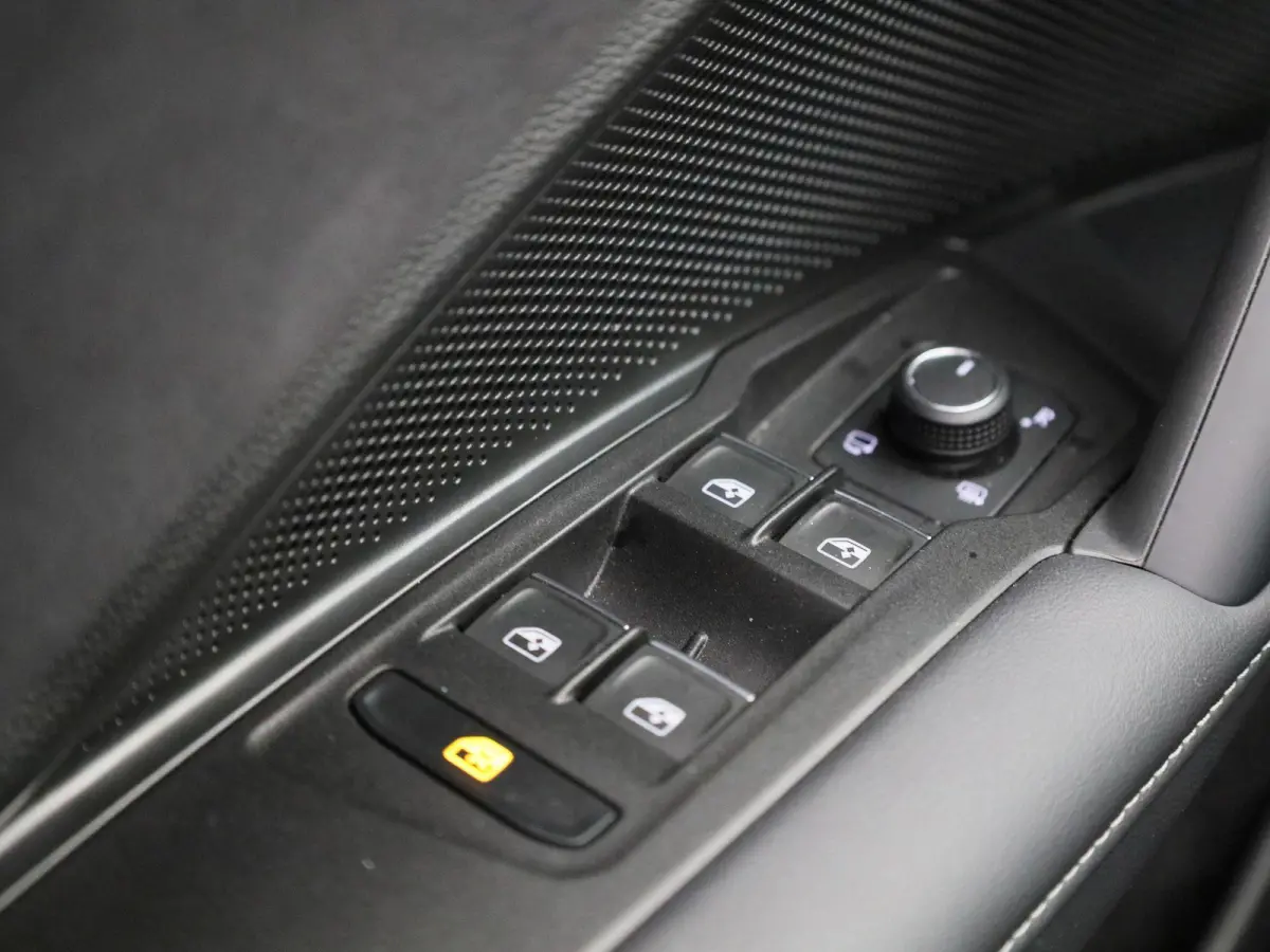 1.5 eHybrid R-Line Edition 204 PK| Origineel Nederlands | 1e Eigenaar | Panoramadak | Navigatie | Stoelverwarming | Stuurwielverwarming | Achteruitrijcamera | Achterklep Elektrisch