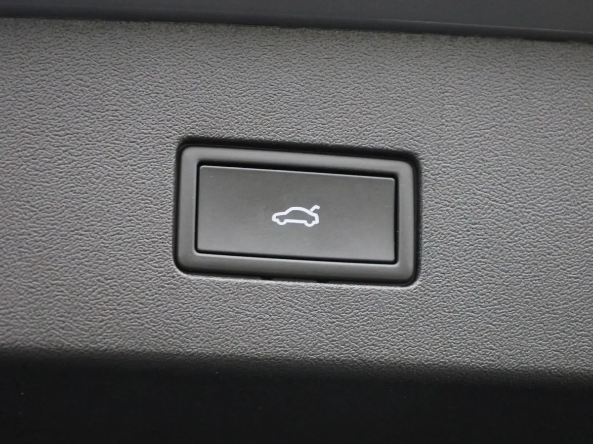1.5 eHybrid R-Line Edition 204 PK| Origineel Nederlands | 1e Eigenaar | Panoramadak | Navigatie | Stoelverwarming | Stuurwielverwarming | Achteruitrijcamera | Achterklep Elektrisch
