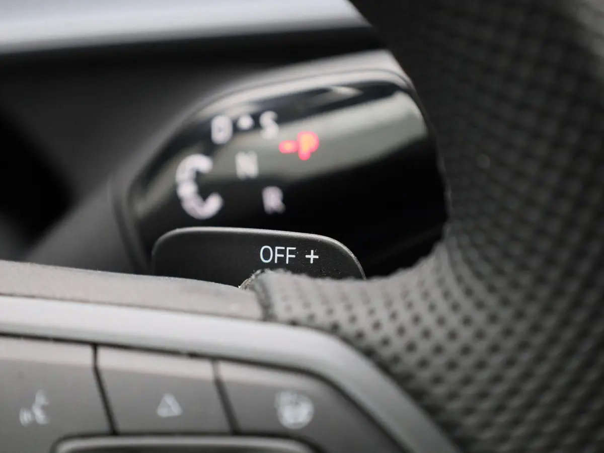 1.5 eHybrid R-Line Edition 204 PK| Origineel Nederlands | 1e Eigenaar | Panoramadak | Navigatie | Stoelverwarming | Stuurwielverwarming | Achteruitrijcamera | Achterklep Elektrisch