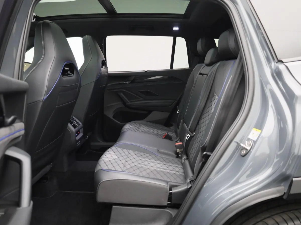 1.5 eHybrid R-Line Edition 204 PK| Origineel Nederlands | 1e Eigenaar | Panoramadak | Navigatie | Stoelverwarming | Stuurwielverwarming | Achteruitrijcamera | Achterklep Elektrisch