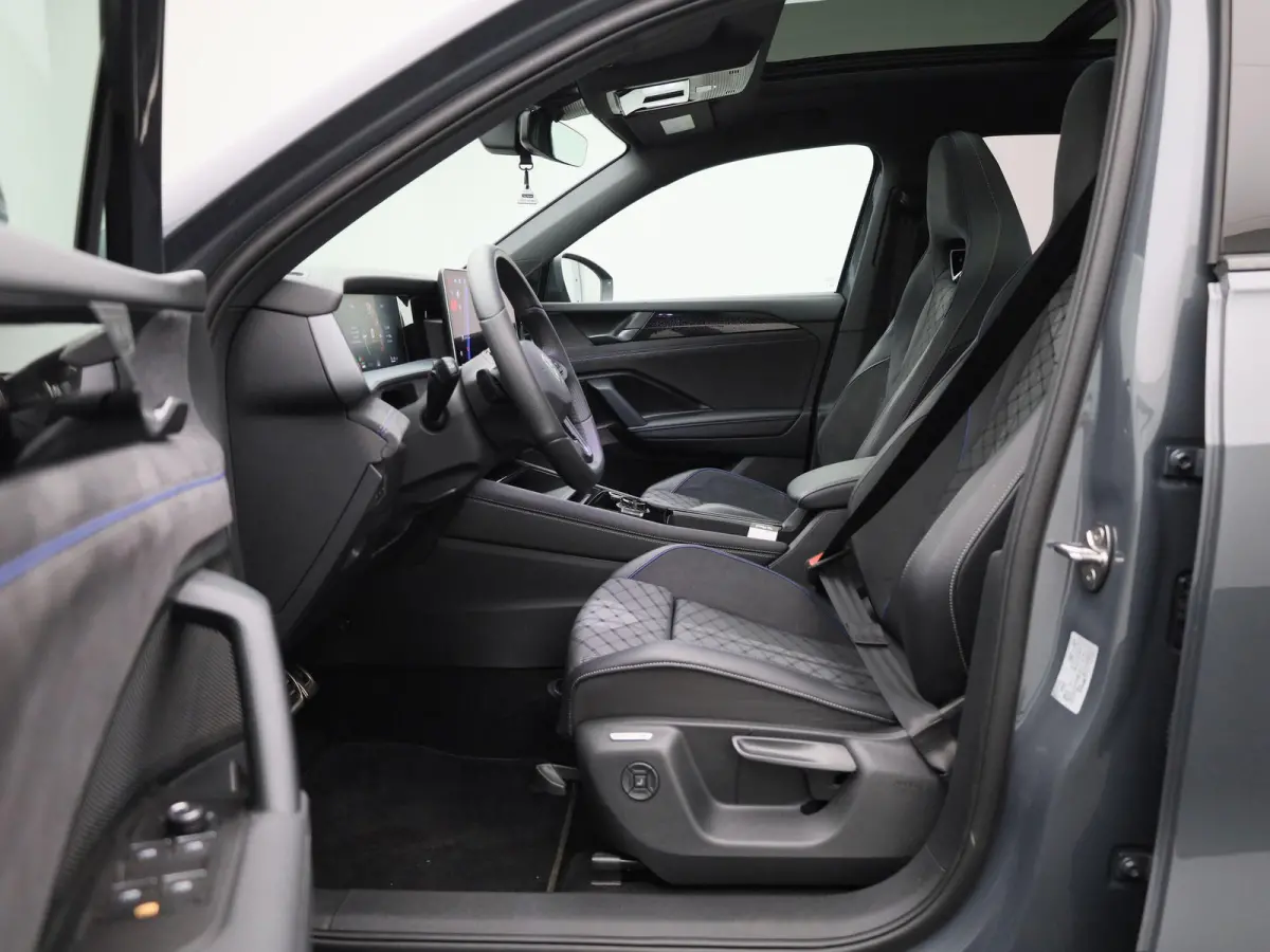 1.5 eHybrid R-Line Edition 204 PK| Origineel Nederlands | 1e Eigenaar | Panoramadak | Navigatie | Stoelverwarming | Stuurwielverwarming | Achteruitrijcamera | Achterklep Elektrisch