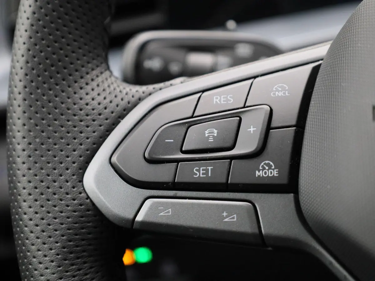 1.5 eHybrid R-Line Edition 204 PK| Origineel Nederlands | 1e Eigenaar | Panoramadak | Navigatie | Stoelverwarming | Stuurwielverwarming | Achteruitrijcamera | Achterklep Elektrisch