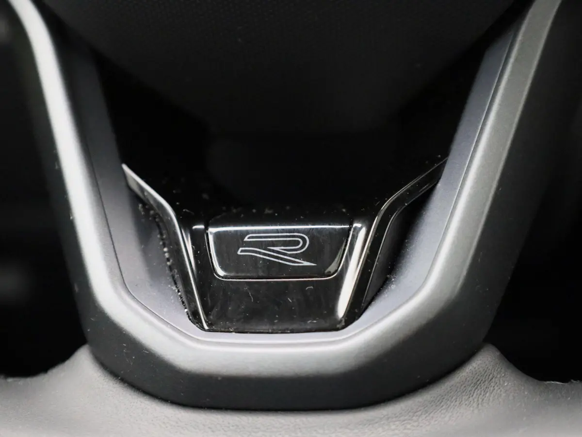 1.5 eHybrid R-Line Edition 204 PK| Origineel Nederlands | 1e Eigenaar | Panoramadak | Navigatie | Stoelverwarming | Stuurwielverwarming | Achteruitrijcamera | Achterklep Elektrisch