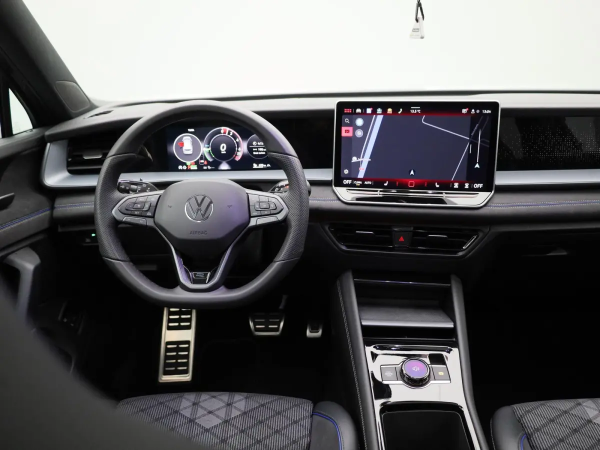 1.5 eHybrid R-Line Edition 204 PK| Origineel Nederlands | 1e Eigenaar | Panoramadak | Navigatie | Stoelverwarming | Stuurwielverwarming | Achteruitrijcamera | Achterklep Elektrisch