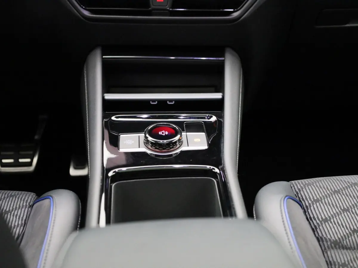 1.5 eHybrid R-Line Edition 204 PK| Origineel Nederlands | 1e Eigenaar | Panoramadak | Navigatie | Stoelverwarming | Stuurwielverwarming | Achteruitrijcamera | Achterklep Elektrisch