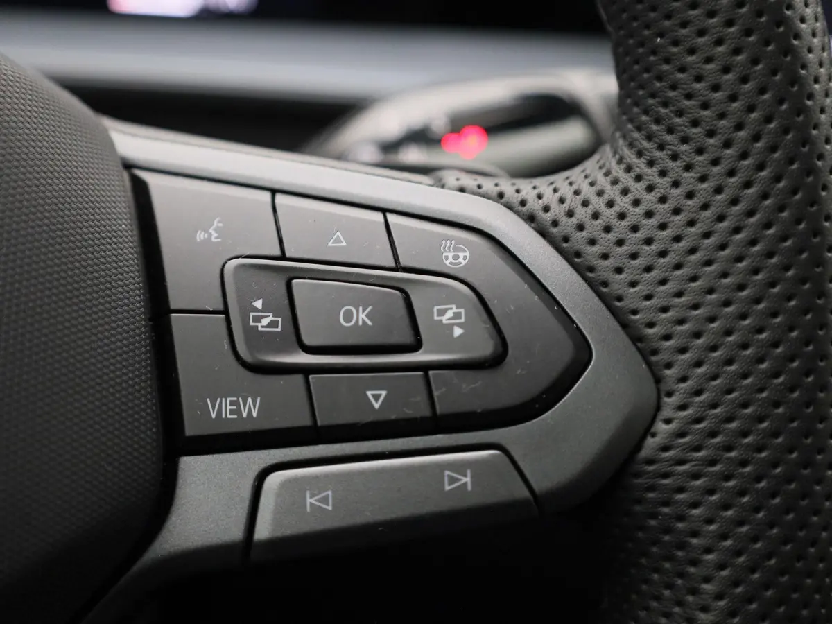 1.5 eHybrid R-Line Edition 204 PK| Origineel Nederlands | 1e Eigenaar | Panoramadak | Navigatie | Stoelverwarming | Stuurwielverwarming | Achteruitrijcamera | Achterklep Elektrisch