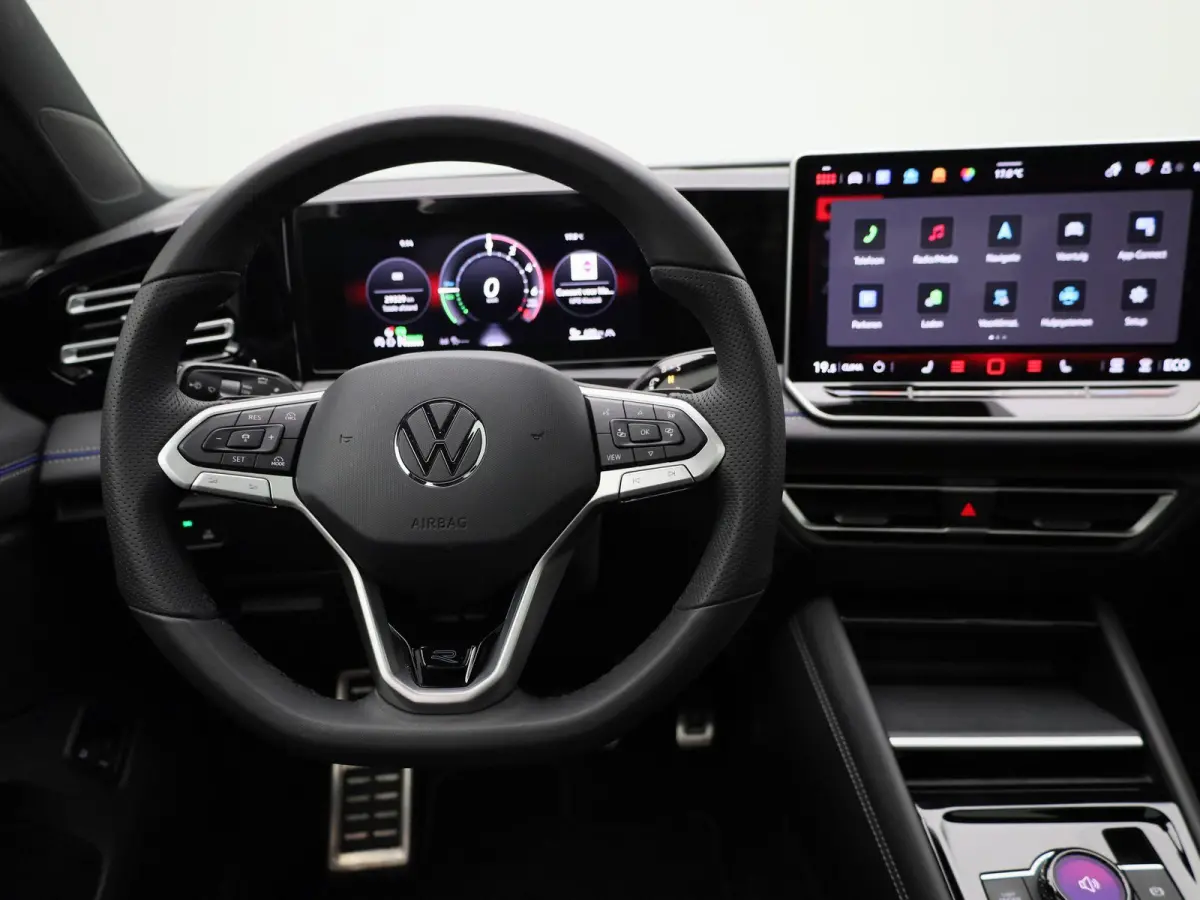 1.5 eHybrid R-Line Edition 204 PK| Origineel Nederlands | 1e Eigenaar | Panoramadak | Navigatie | Stoelverwarming | Stuurwielverwarming |