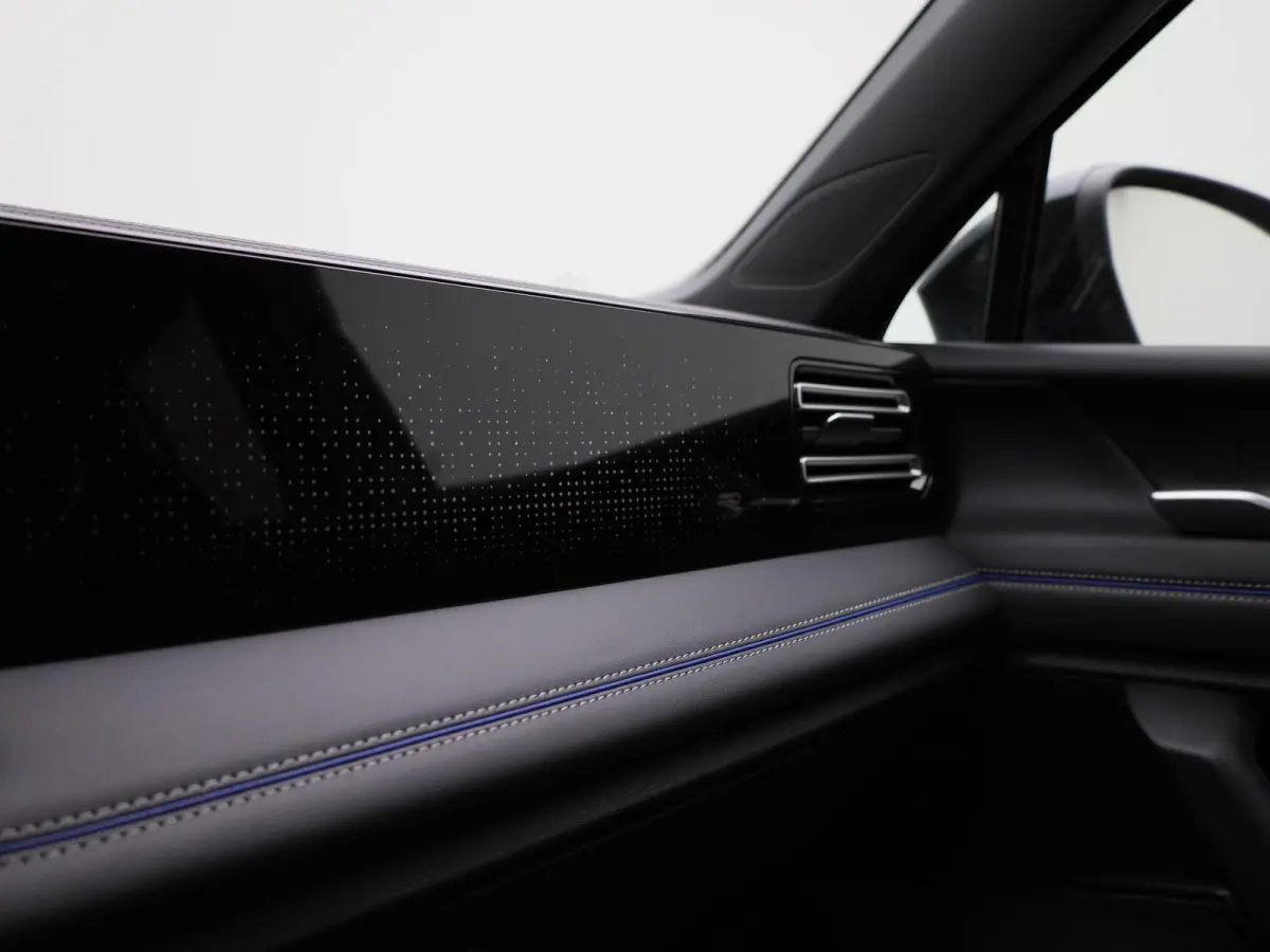 1.5 eHybrid R-Line Edition 204 PK| Origineel Nederlands | 1e Eigenaar | Panoramadak | Navigatie | Stoelverwarming | Stuurwielverwarming |