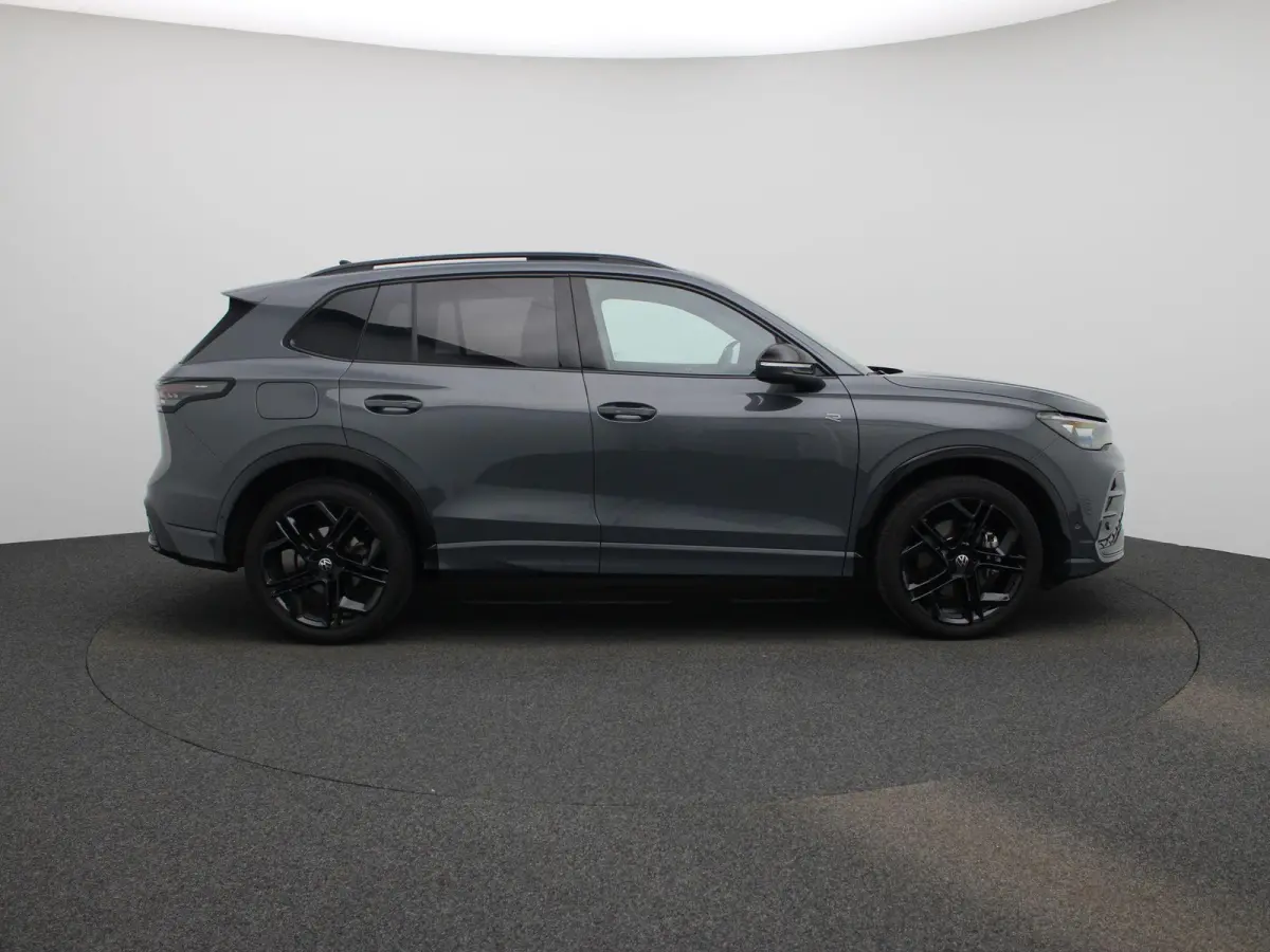 1.5 eHybrid R-Line Edition 204 PK| Origineel Nederlands | 1e Eigenaar | Panoramadak | Navigatie | Stoelverwarming | Stuurwielverwarming |