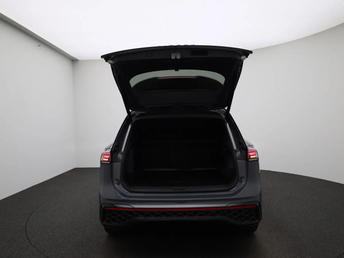1.5 eHybrid R-Line Edition 204 PK| Origineel Nederlands | 1e Eigenaar | Panoramadak | Navigatie | Stoelverwarming | Stuurwielverwarming |