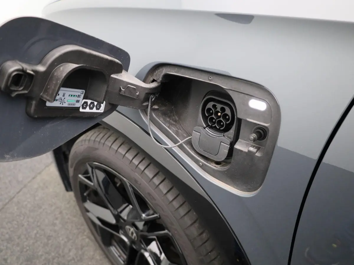 1.5 eHybrid R-Line Edition 204 PK| Origineel Nederlands | 1e Eigenaar | Panoramadak | Navigatie | Stoelverwarming | Stuurwielverwarming |