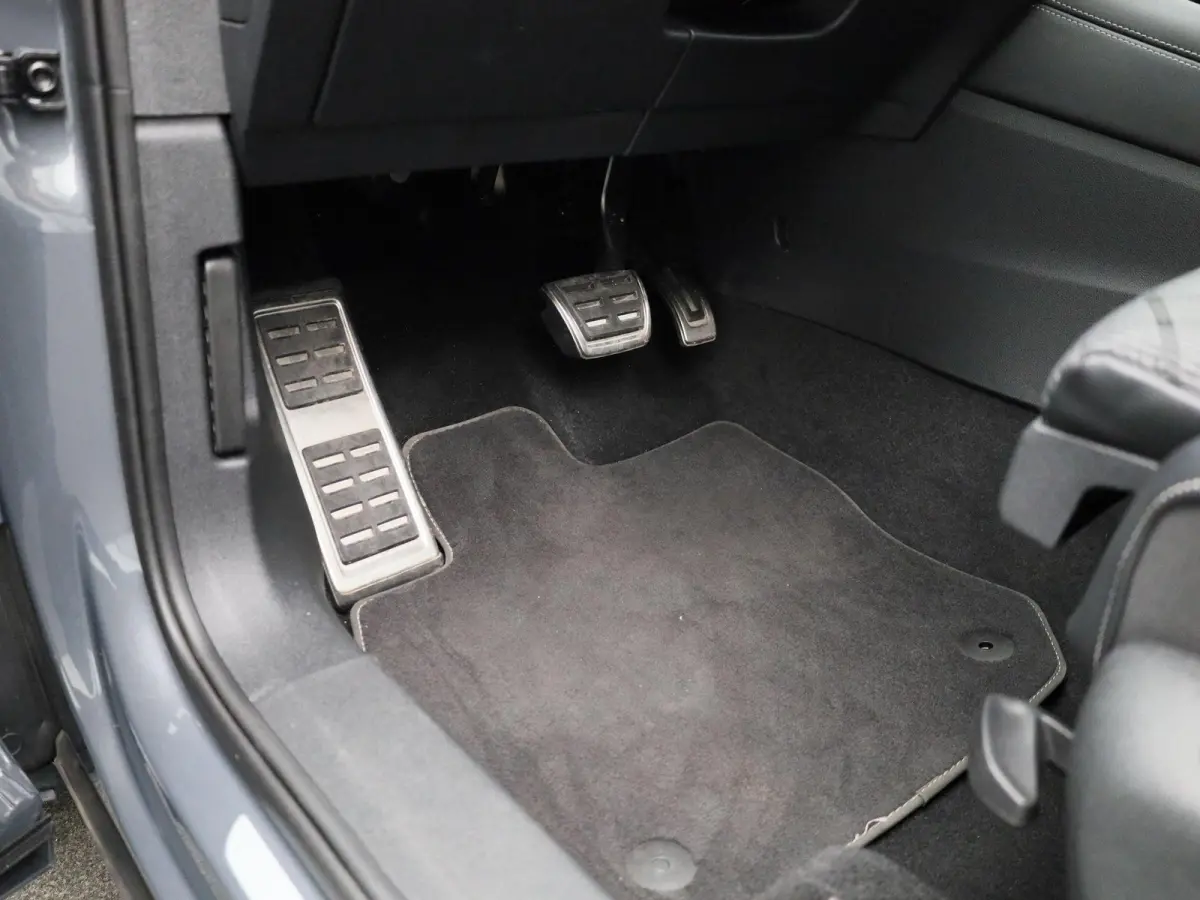 1.5 eHybrid R-Line Edition 204 PK| Origineel Nederlands | 1e Eigenaar | Panoramadak | Navigatie | Stoelverwarming | Stuurwielverwarming |