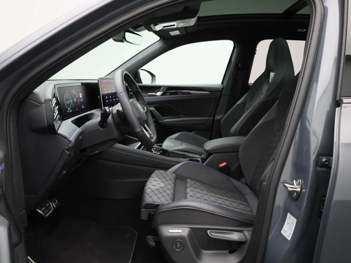 1.5 eHybrid R-Line Edition 204 PK| Origineel Nederlands | 1e Eigenaar | Panoramadak | Navigatie | Stoelverwarming | Stuurwielverwarming |
