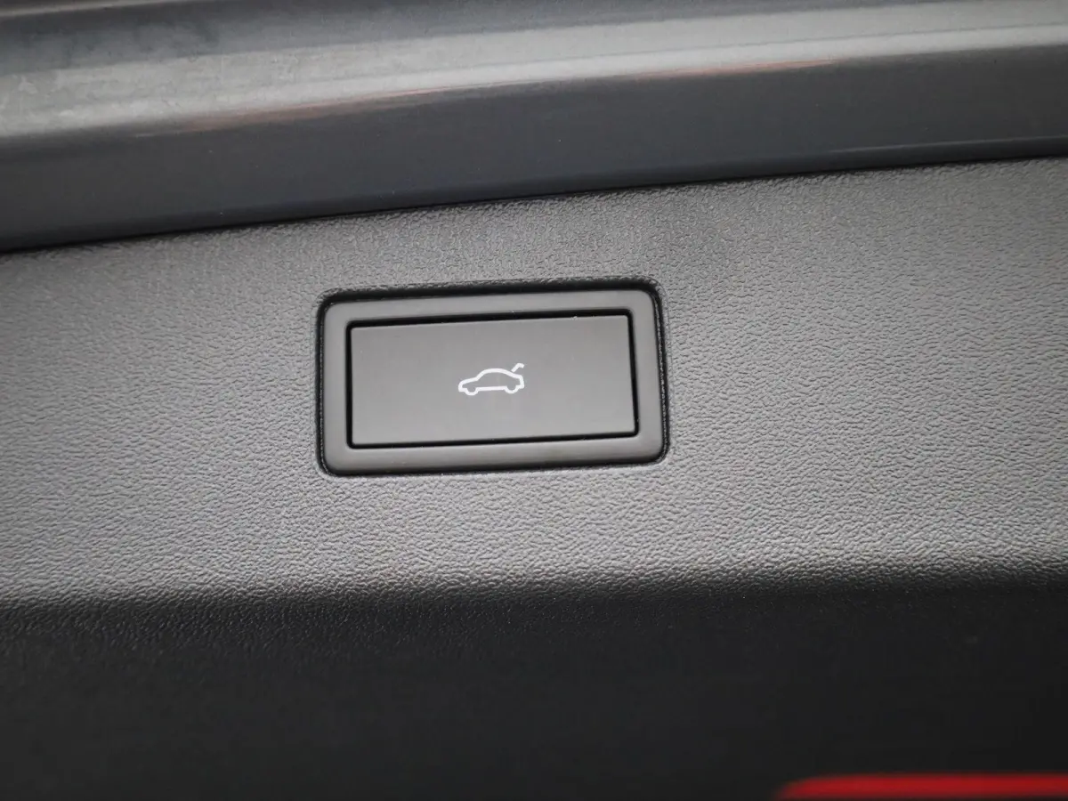 1.5 eHybrid R-Line Edition 204 PK| Origineel Nederlands | 1e Eigenaar | Panoramadak | Navigatie | Stoelverwarming | Stuurwielverwarming |