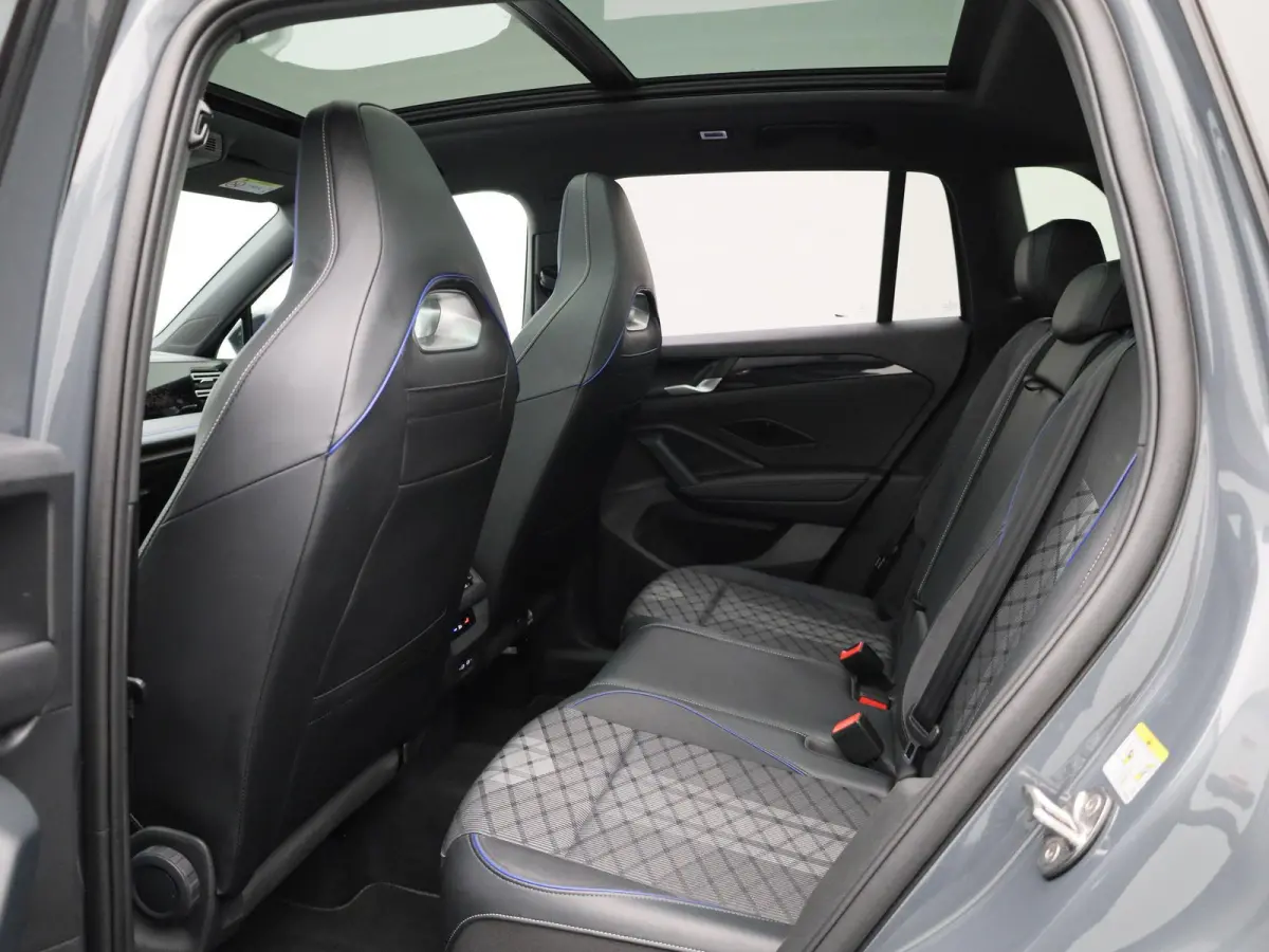 1.5 eHybrid R-Line Edition 204 PK| Origineel Nederlands | 1e Eigenaar | Panoramadak | Navigatie | Stoelverwarming | Stuurwielverwarming |