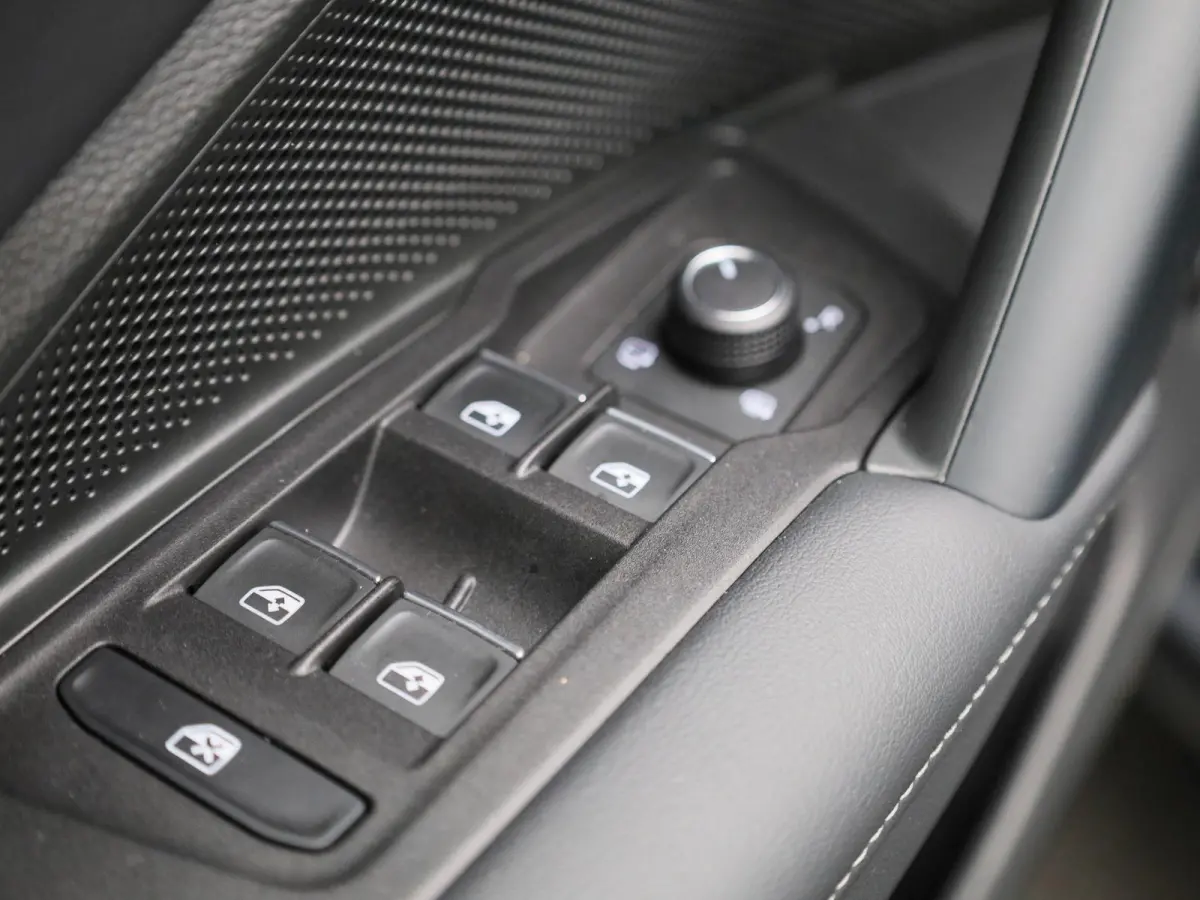 1.5 eHybrid R-Line Edition 204 PK| Origineel Nederlands | 1e Eigenaar | Panoramadak | Navigatie | Stoelverwarming | Stuurwielverwarming |