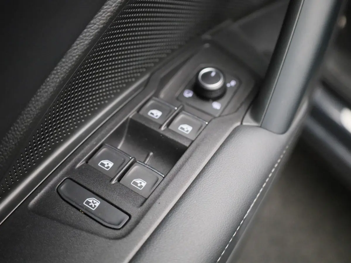 1.5 eHybrid R-Line Edition 204 PK| Origineel Nederlands | 1e Eigenaar | Panoramadak | Navigatie | Stoelverwarming | Stuurwielverwarming | 360 Camera | Dodehoekdetectie