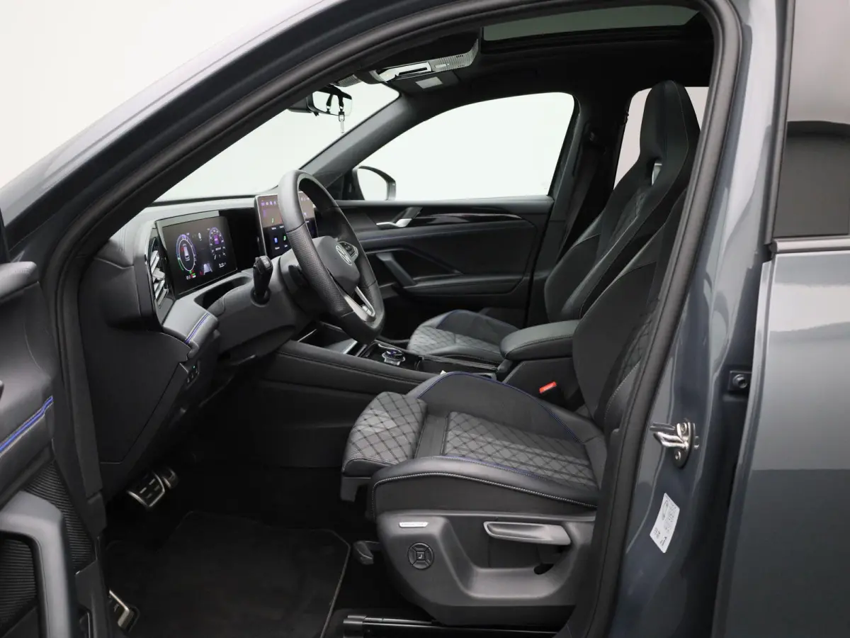 1.5 eHybrid R-Line Edition 204 PK| Origineel Nederlands | 1e Eigenaar | Panoramadak | Navigatie | Stoelverwarming | Stuurwielverwarming | 360 Camera | Dodehoekdetectie