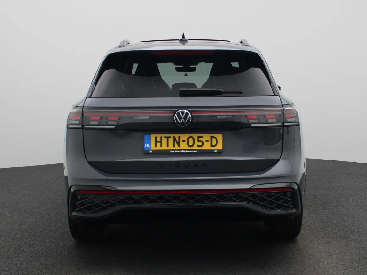 1.5 eHybrid R-Line Edition 204 PK| Origineel Nederlands | 1e Eigenaar | Panoramadak | Navigatie | Stoelverwarming | Stuurwielverwarming | 360 Camera | Dodehoekdetectie