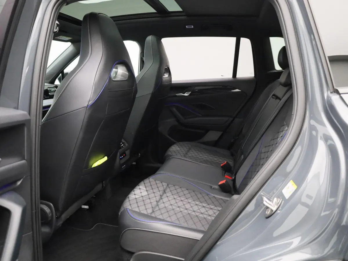 1.5 eHybrid R-Line Edition 204 PK| Origineel Nederlands | 1e Eigenaar | Panoramadak | Navigatie | Stoelverwarming | Stuurwielverwarming | 360 Camera | Dodehoekdetectie