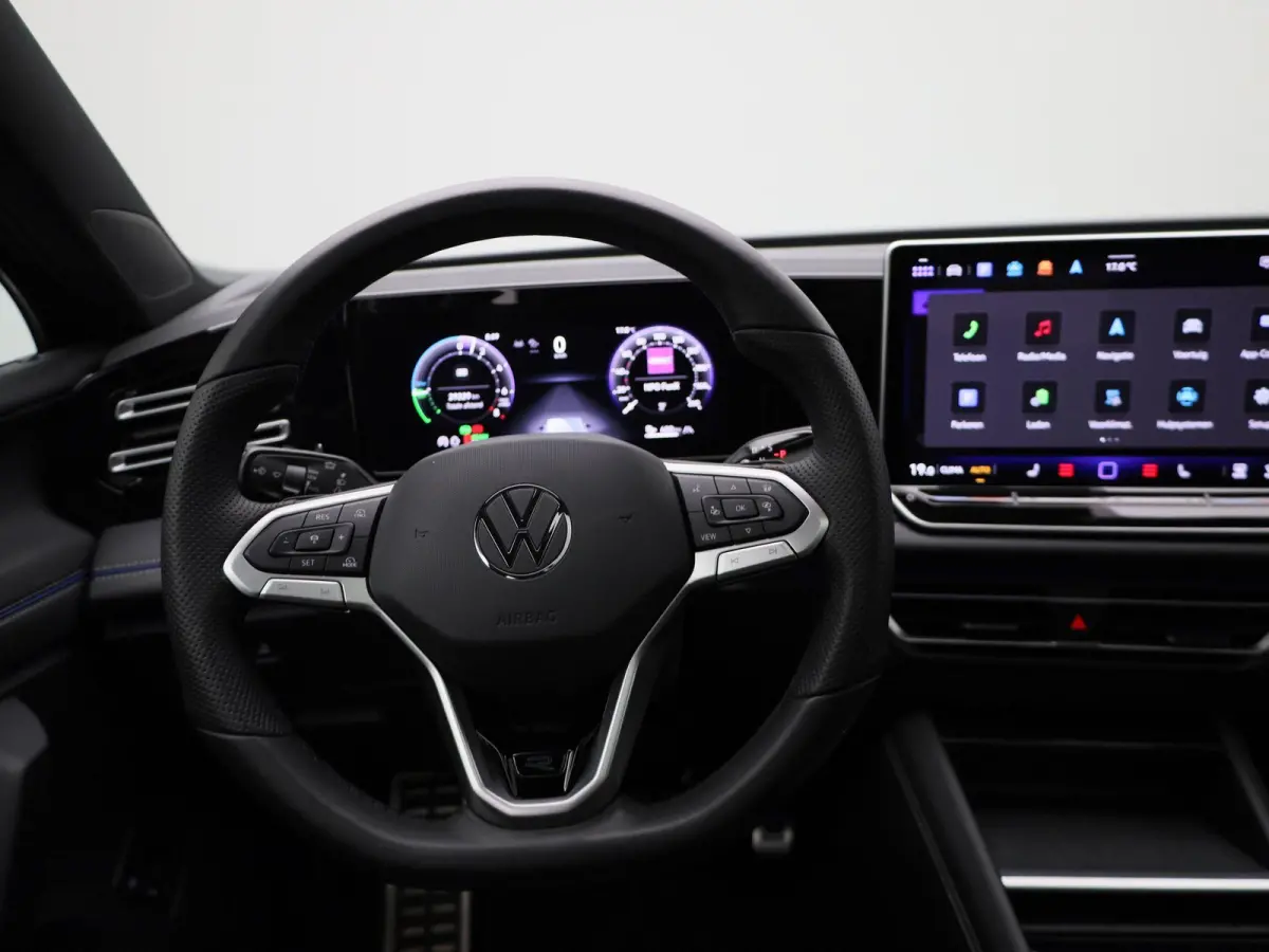 1.5 eHybrid R-Line Edition 204 PK| Origineel Nederlands | 1e Eigenaar | Panoramadak | Navigatie | Stoelverwarming | Stuurwielverwarming | 360 Camera | Dodehoekdetectie
