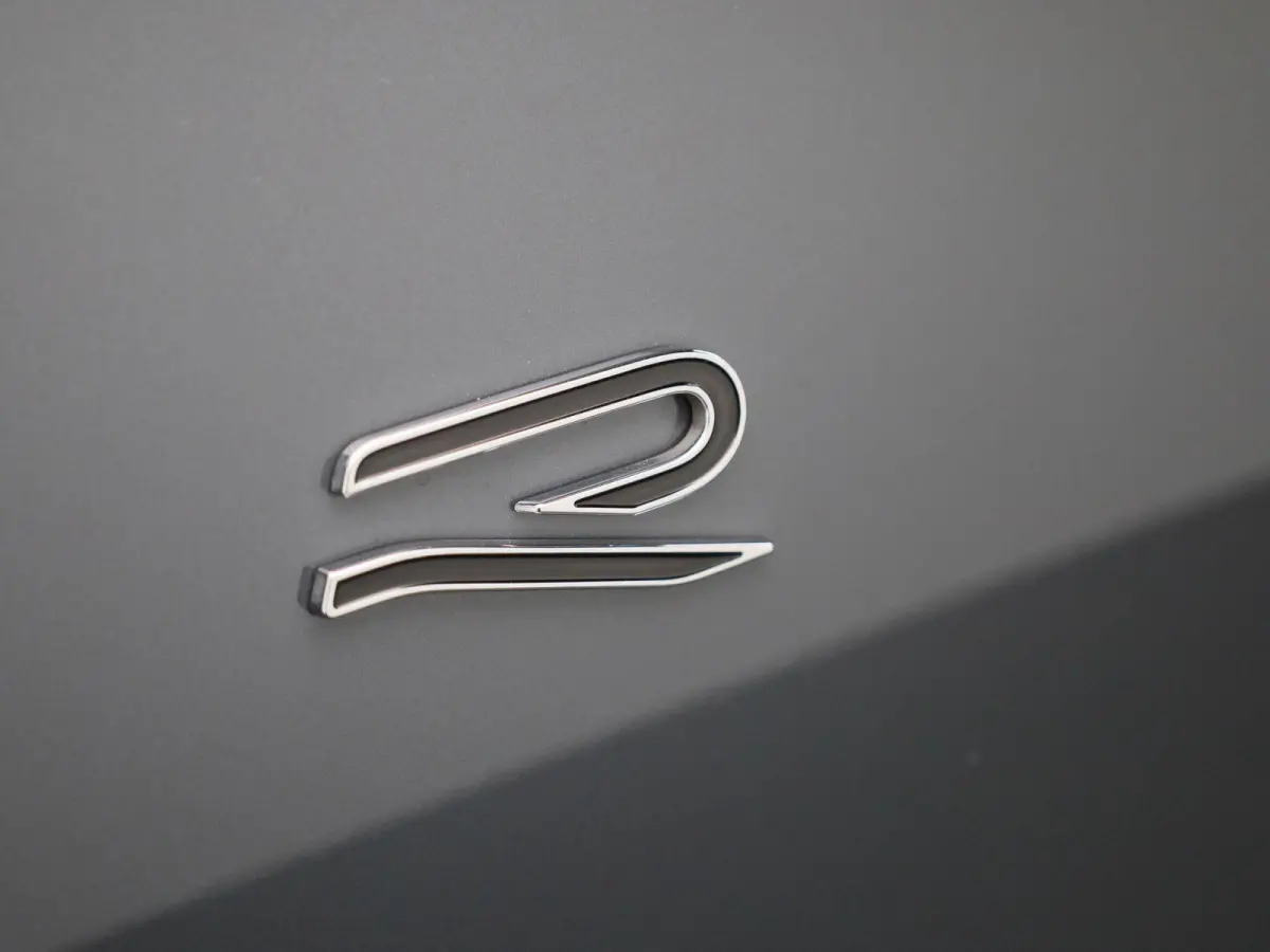 1.5 eHybrid R-Line Edition 204 PK| Origineel Nederlands | 1e Eigenaar | Panoramadak | Navigatie | Stoelverwarming | Stuurwielverwarming | 360 Camera | Dodehoekdetectie
