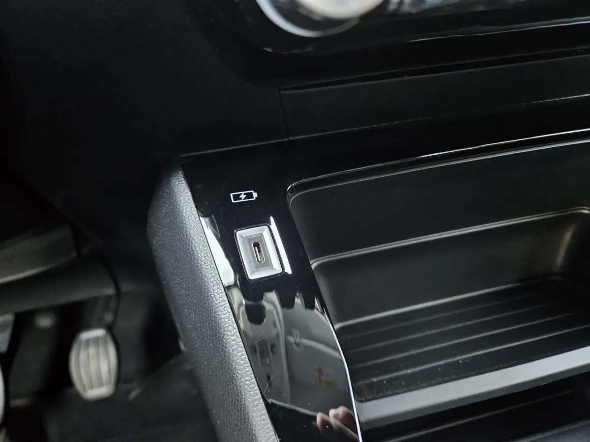 1.2 PureTech Active Carplay! NAP! Airco/Clima! Navigatie! Dealer Onderhouden! Nette Auto!