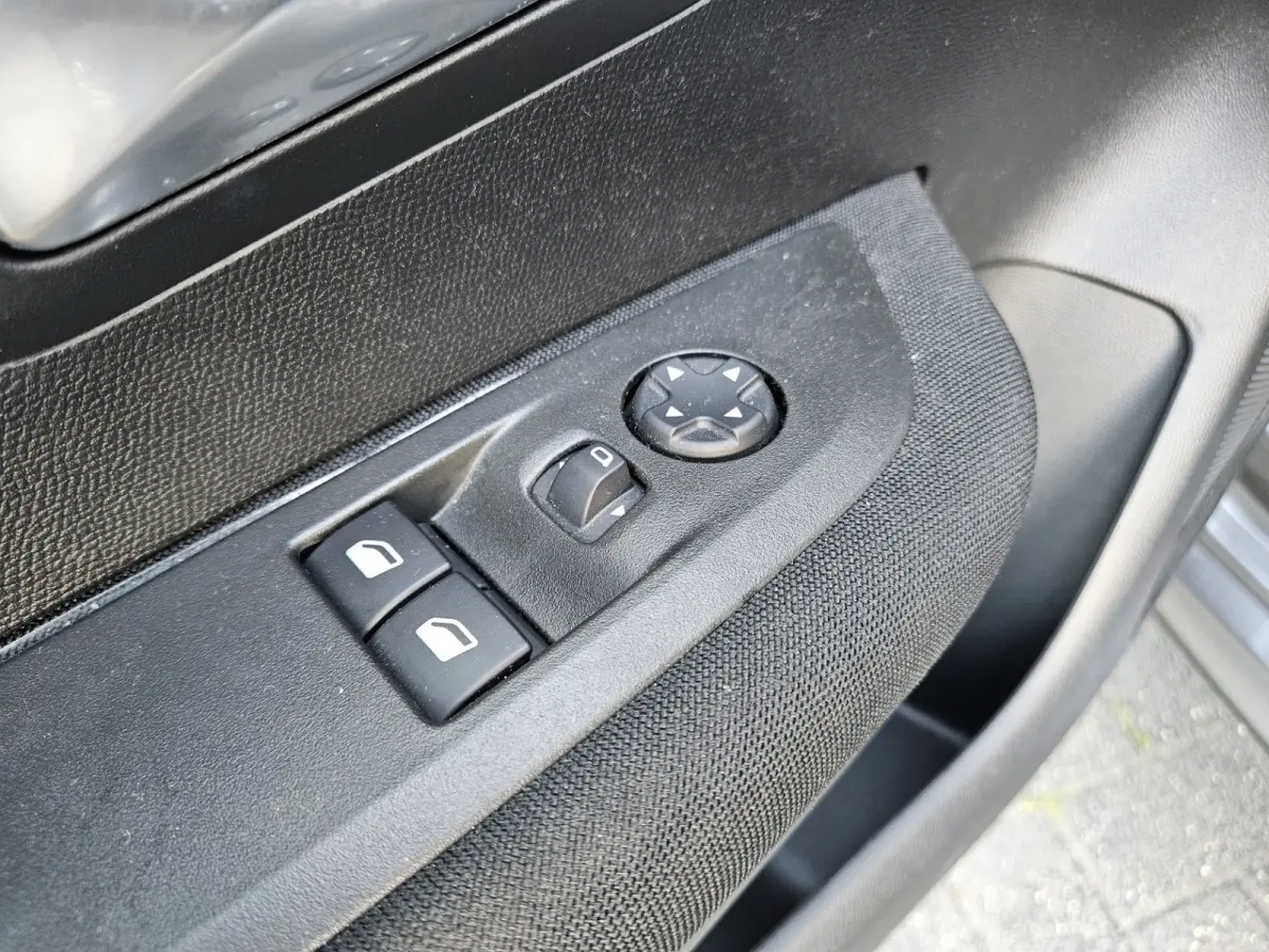 1.2 PureTech Active Carplay! NAP! Airco/Clima! Navigatie! Dealer Onderhouden! Nette Auto!
