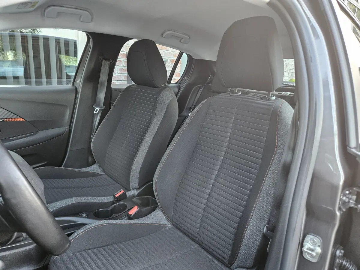 1.2 PureTech Active Carplay! NAP! Airco/Clima! Navigatie! Dealer Onderhouden! Nette Auto!