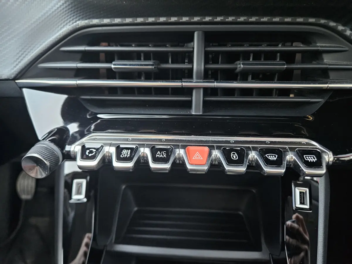 1.2 PureTech Active Carplay! NAP! Airco/Clima! Navigatie! Dealer Onderhouden! Nette Auto!